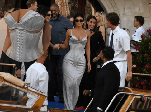 vestido-de-kylie-jenner-gera-controversias-no-casamento-de-jeff-bezos
