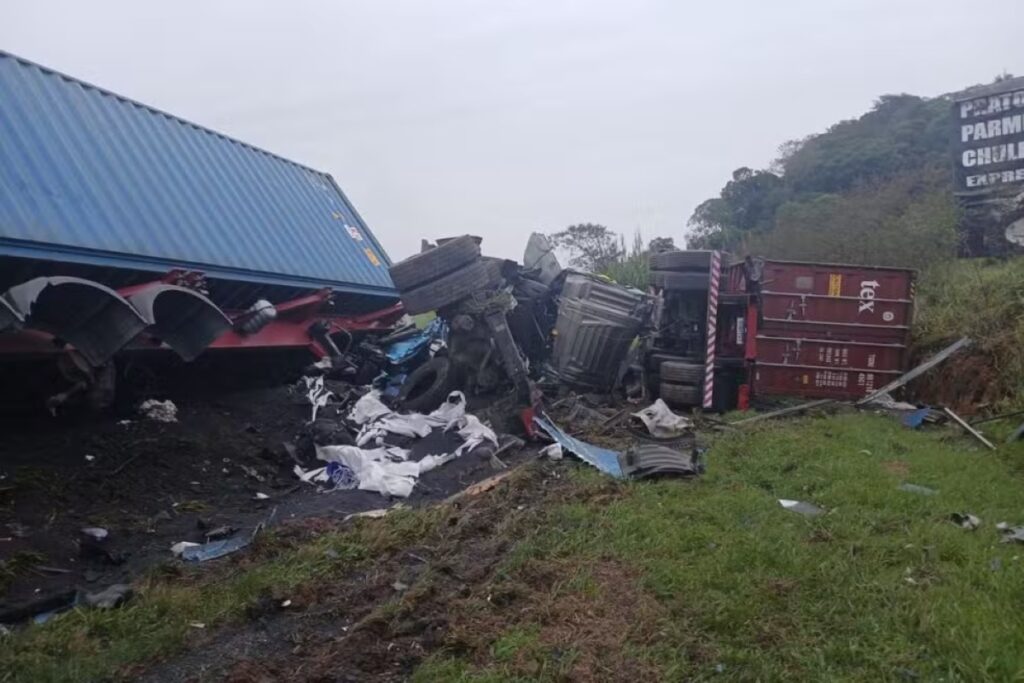 acidente-entre-carretas-na-regis-bittencourt-deixa-1-morto-e-1-ferido