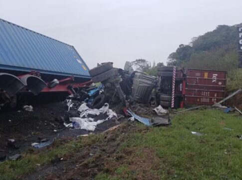acidente-entre-carretas-na-regis-bittencourt-deixa-1-morto-e-1-ferido