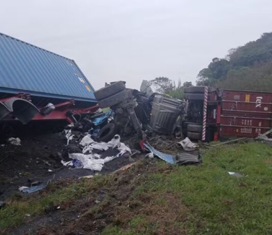 acidente-entre-carretas-na-regis-bittencourt-deixa-1-morto-e-1-ferido