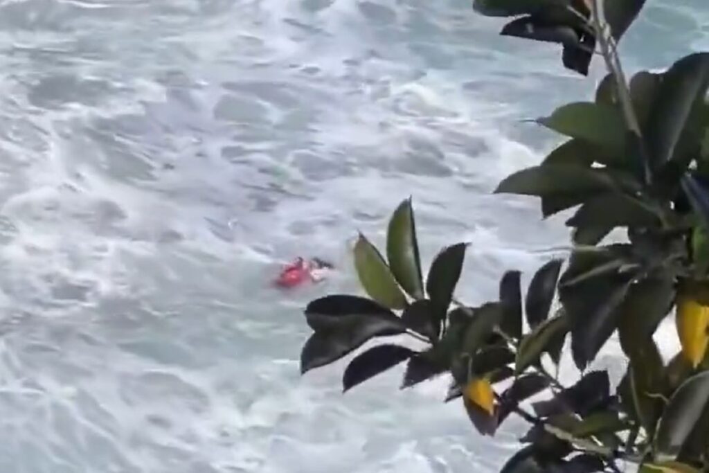 bombeiro-desafia-mar-revolto-para-salvar-mulher-em-afogamento.-video