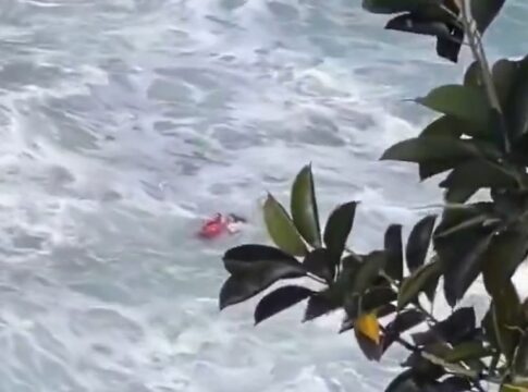 bombeiro-desafia-mar-revolto-para-salvar-mulher-em-afogamento.-video