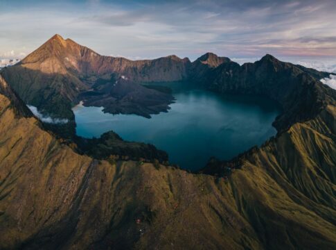 dias-apos-morte-de-juliana,-alpinista-e-resgatado-no-vulcao-rinjani