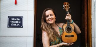 roberta-nistra-segue-linhagem-da-mulher-sambista-que-toca-cavaquinho