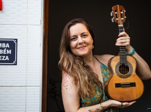 roberta-nistra-segue-linhagem-da-mulher-sambista-que-toca-cavaquinho