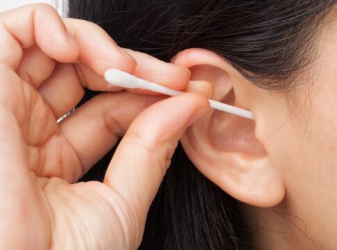 cera-de-ouvido-pode-ajudar-a-detectar-parkinson-em-estagio-inicial