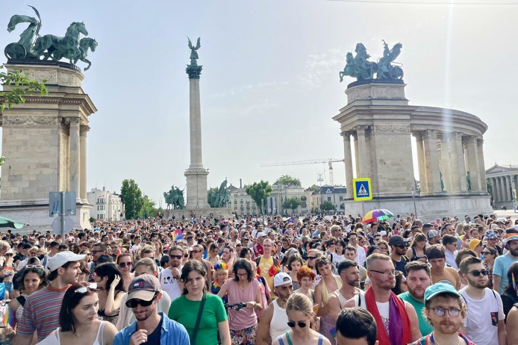 hungria:-milhares-desafiam-orban-e-marcham-por-direitos-lgbtqia+.-veja