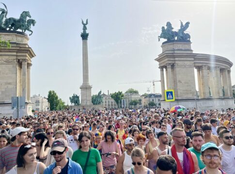 hungria:-milhares-desafiam-orban-e-marcham-por-direitos-lgbtqia+.-veja