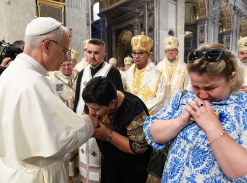 leao-xiv-clama-por-paz-ao-receber-fieis-ucranianos-no-vaticano