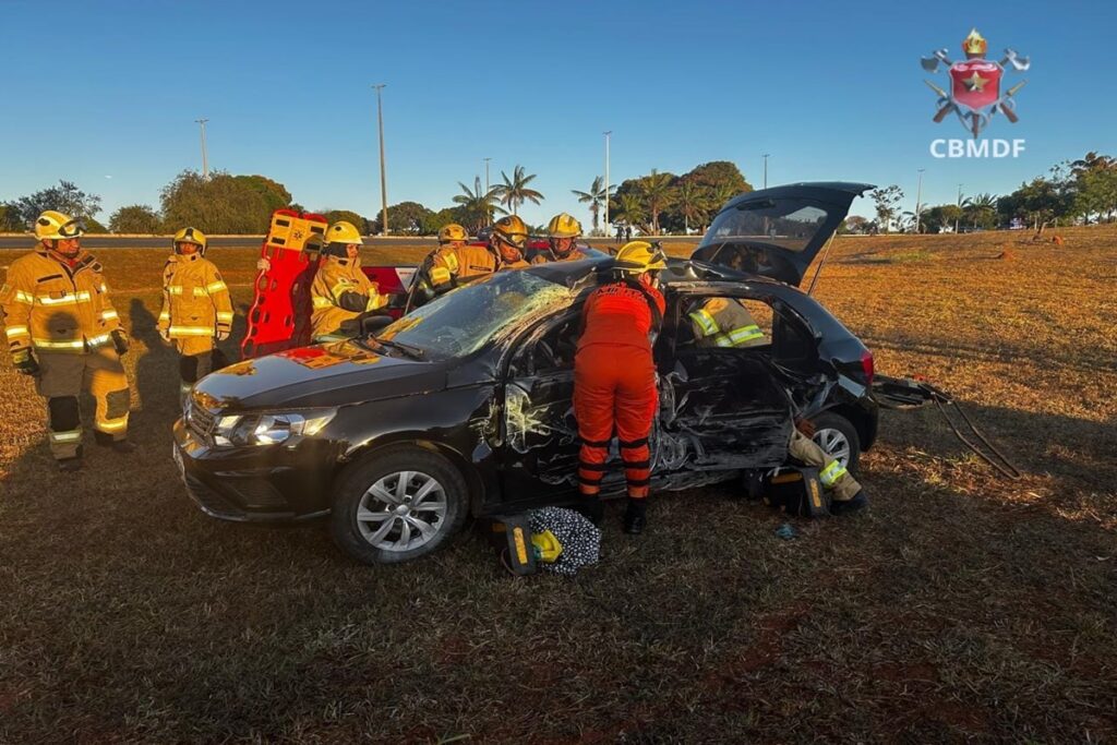 motorista-fica-presa-as-ferragens-apos-bater-carro-em-poste-no-df