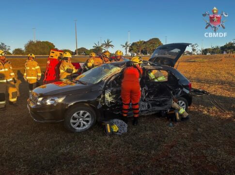 motorista-fica-presa-as-ferragens-apos-bater-carro-em-poste-no-df