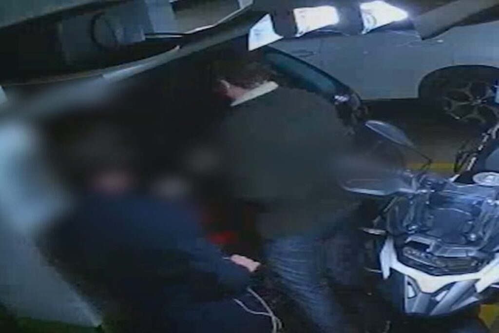 novas-imagens-mostram-morador-larapio-fazendo-limpa-em-carro-com-filho