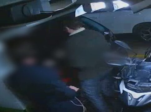 novas-imagens-mostram-morador-larapio-fazendo-limpa-em-carro-com-filho