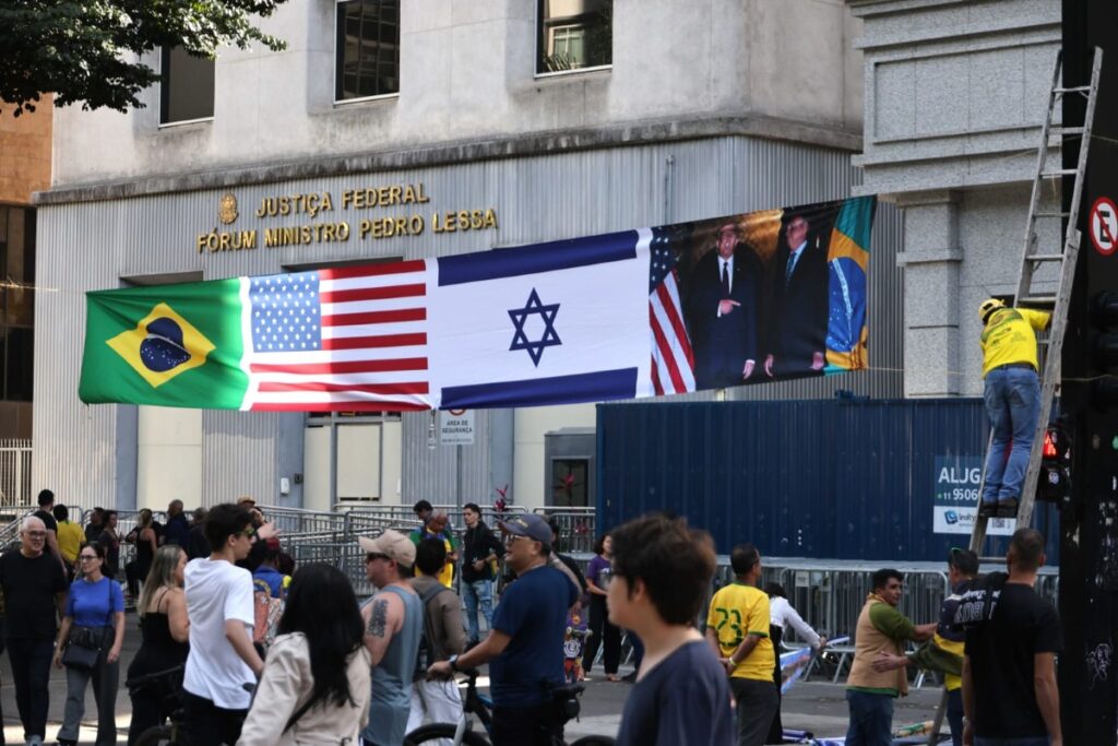 apoiadores-de-bolsonaro-ocupam-paulista-com-simbolos-de-israel-e-trump