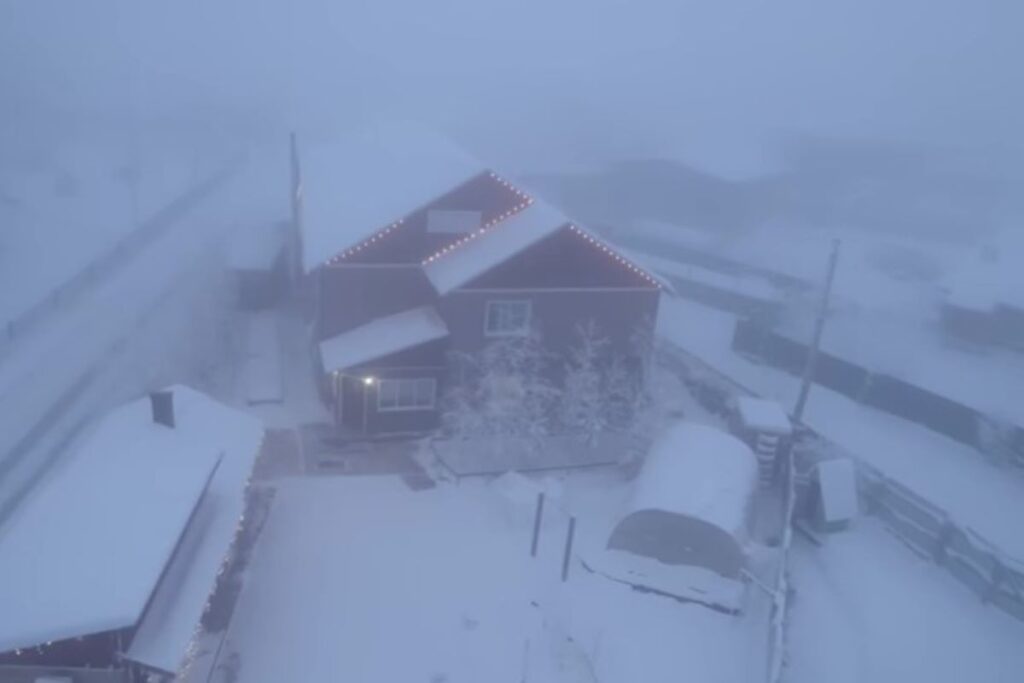 frio-de-62oc:-familia-com-10-filhos-vive-onde-“o-ar-congela”.-video