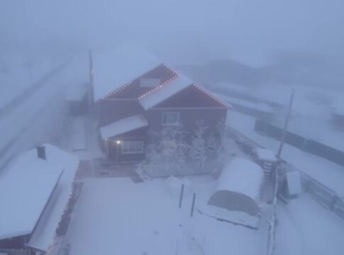 frio-de-62oc:-familia-com-10-filhos-vive-onde-“o-ar-congela”.-video