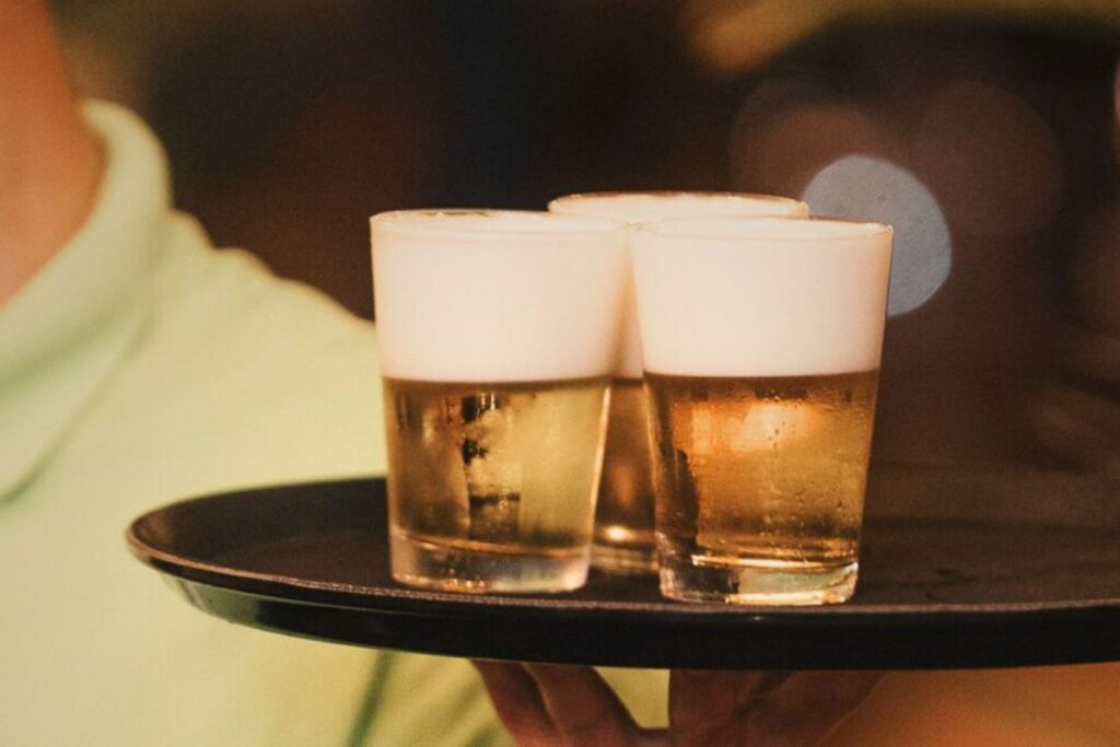 mulher-mata-marido-e-e-presa-tomando-cerveja-com-faca-na-cintura