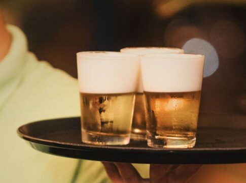 mulher-mata-marido-e-e-presa-tomando-cerveja-com-faca-na-cintura