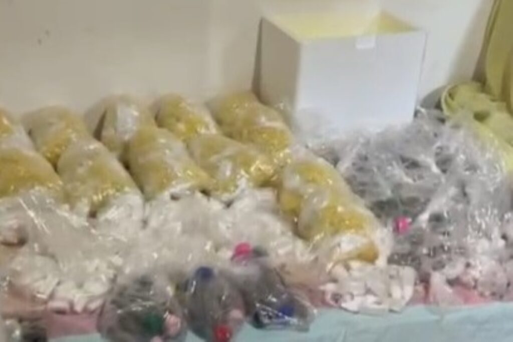 “casa-bomba”:-pm-acha-17-mil-porcoes-de-maconha,-cocaina-e-crack-em-sp