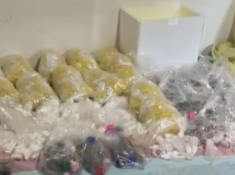 “casa-bomba”:-pm-acha-17-mil-porcoes-de-maconha,-cocaina-e-crack-em-sp