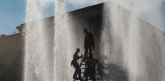 rick-owens-rouba-a-cena-com-desfile-dramatico-de-primavera/verao-2026