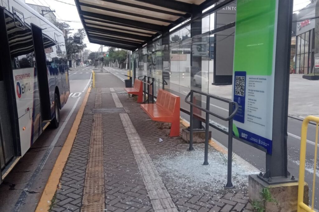 homem-e-preso-apos-atacar-3-onibus-com-pedras-e-ferro-no-abc-paulista