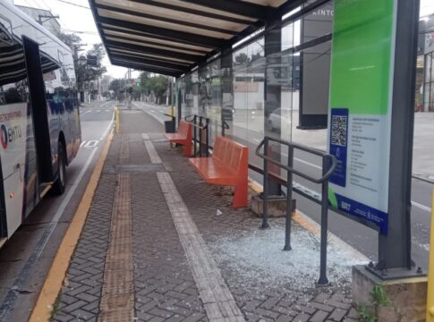 homem-e-preso-apos-atacar-3-onibus-com-pedras-e-ferro-no-abc-paulista