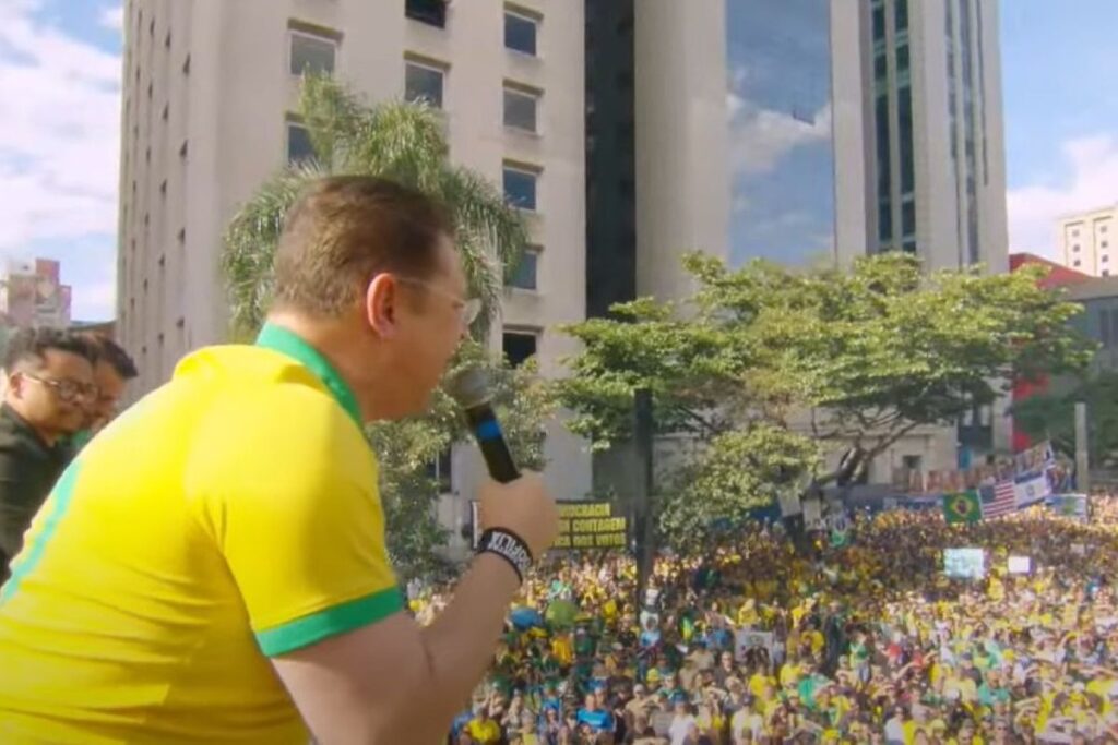 deputado-homenageia-zambelli,-foragida-na-italia,-em-ato-na-paulista