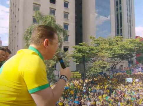deputado-homenageia-zambelli,-foragida-na-italia,-em-ato-na-paulista