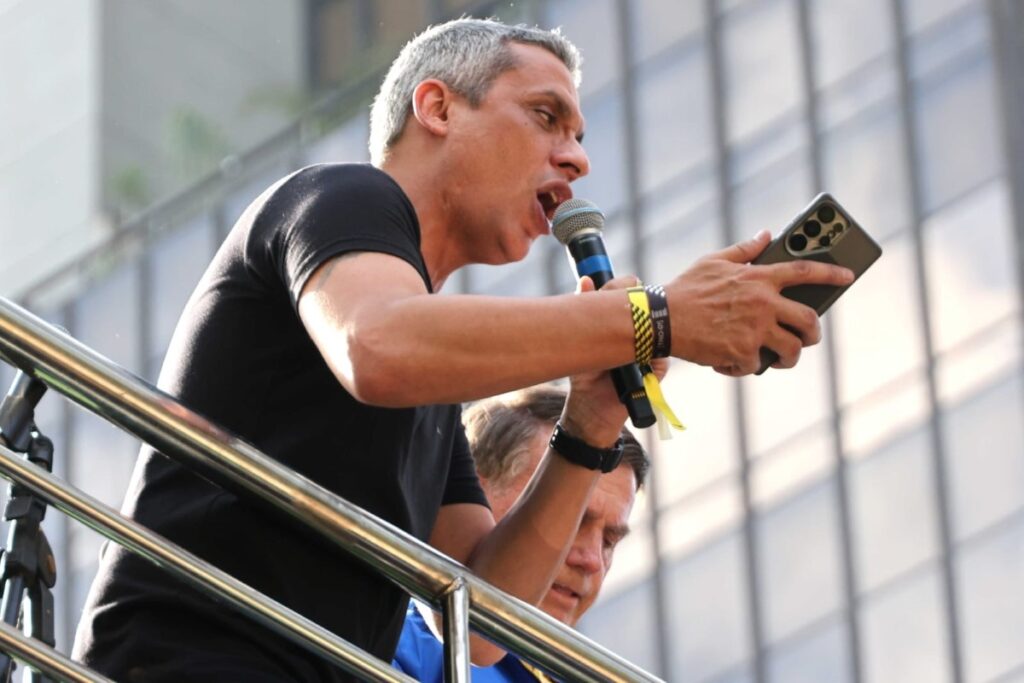 na-paulista,-gayer-exibe-audios-de-ministros-do-stf-e-fala-em-ingles