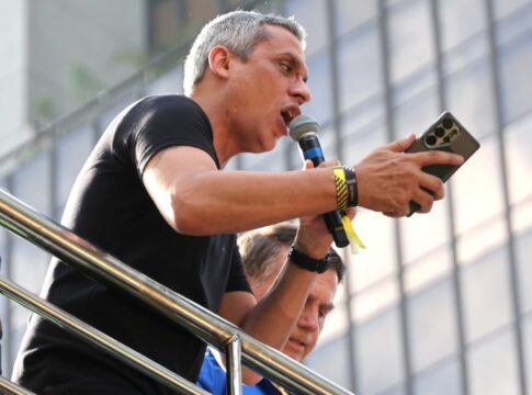 na-paulista,-gayer-exibe-audios-de-ministros-do-stf-e-fala-em-ingles