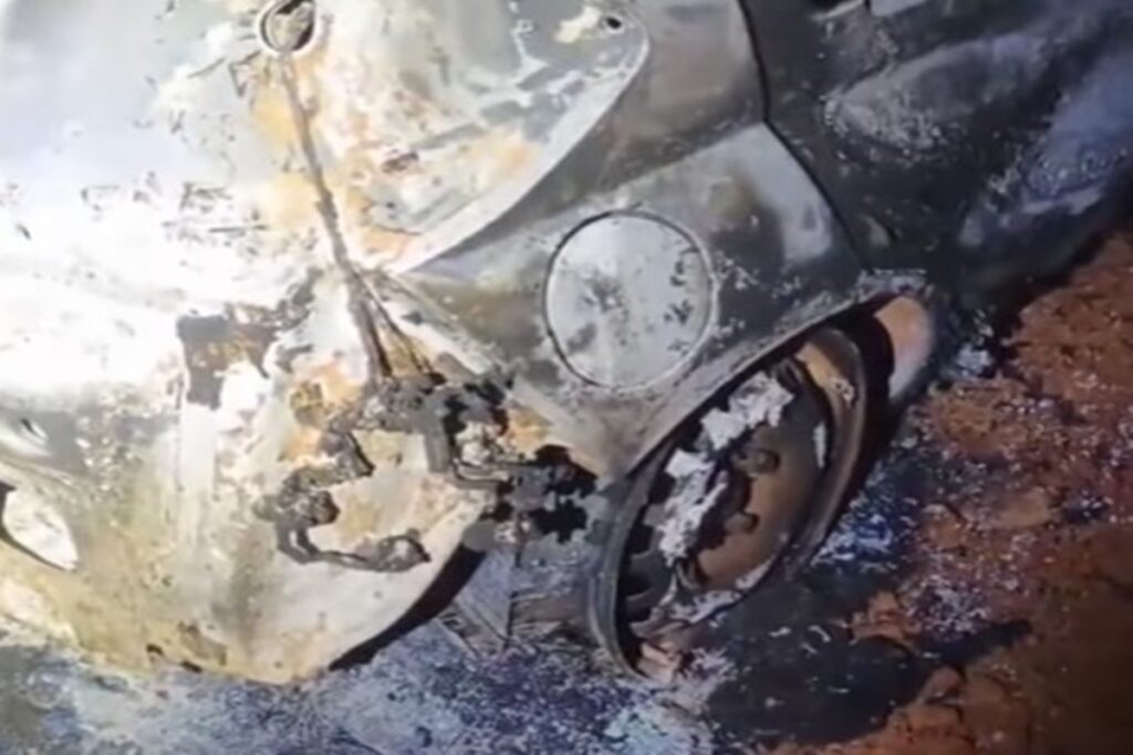 bandido-queima-carro,-estupra-vulneravel-e-sequestra-vitima-em-assalto