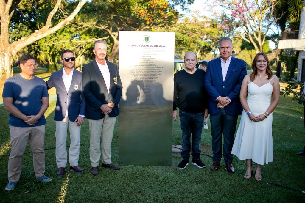 clube-de-golfe-instala-placa-em-homenagem-ao-governador-ibaneis-rocha