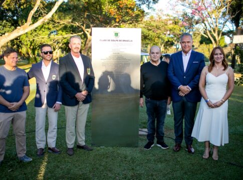 clube-de-golfe-instala-placa-em-homenagem-ao-governador-ibaneis-rocha