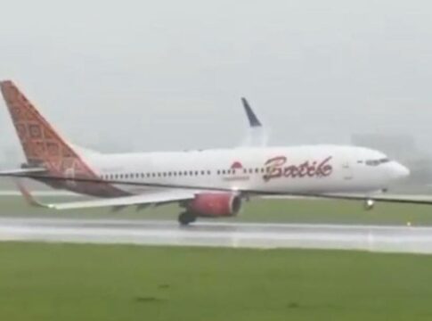 video:-aviao-pousa-“torto”-e-quase-encosta-motor-na-pista-na-indonesia