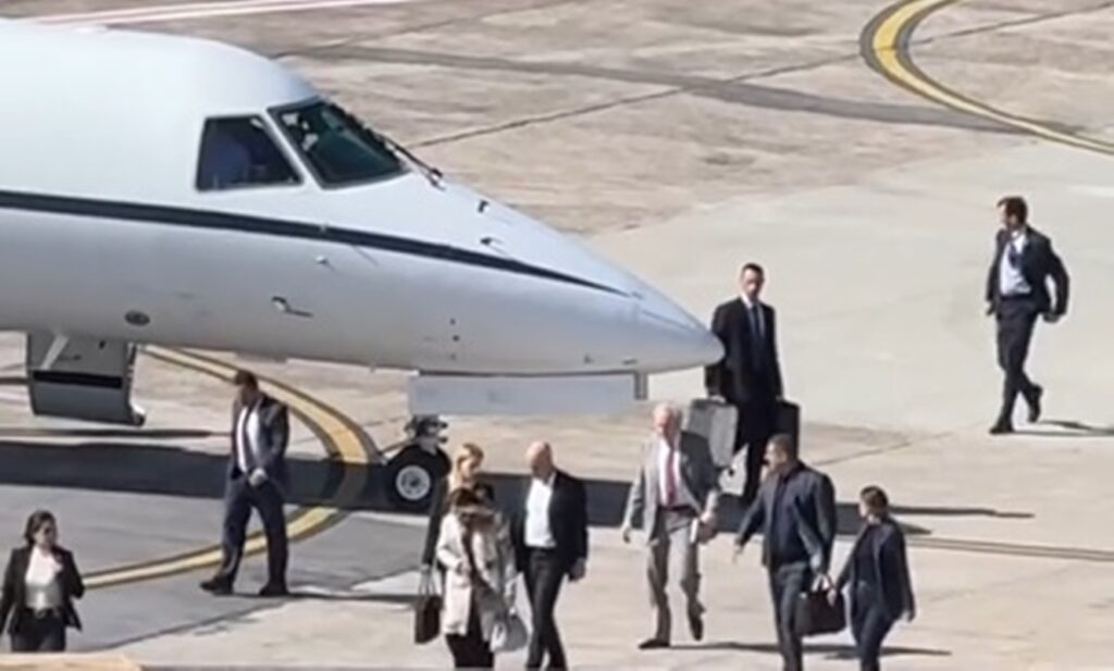 janja-e-moraes-viajam-juntos-a-sp-em-voo-da-fab;-veja-imagens