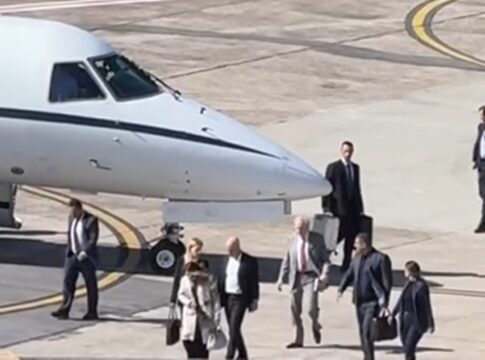 janja-e-moraes-viajam-juntos-a-sp-em-voo-da-fab;-veja-imagens