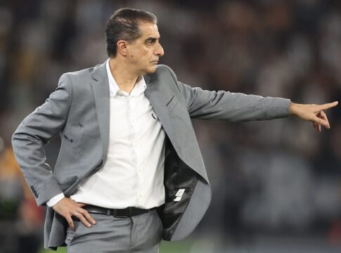 apos-eliminacao-na-copa-de-clubes,-renato-paiva-e-demitido-do-botafogo
