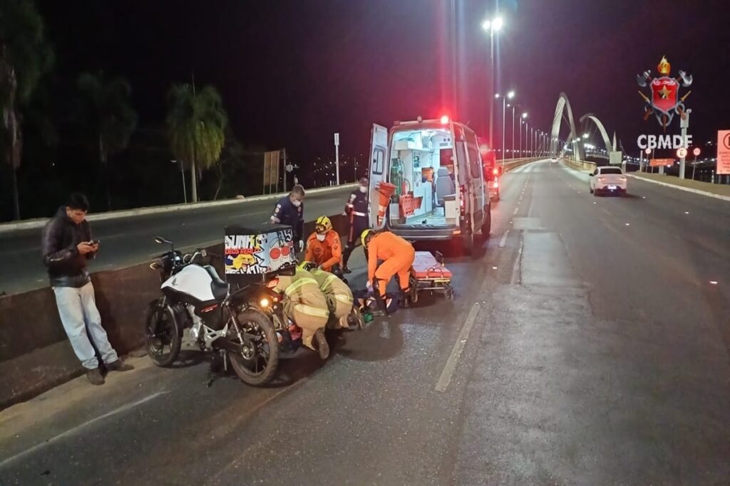 jovem-tem-suspeita-de-fratura-na-perna-apos-ser-atropelado-na-ponte-jk