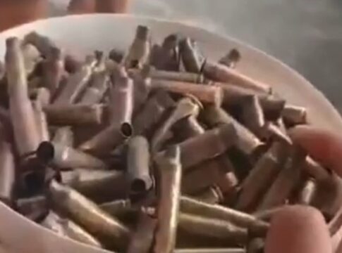 moradores-juntam-balde-de-capsulas-apos-tiroteio-entre-cv-e-tcp.-video