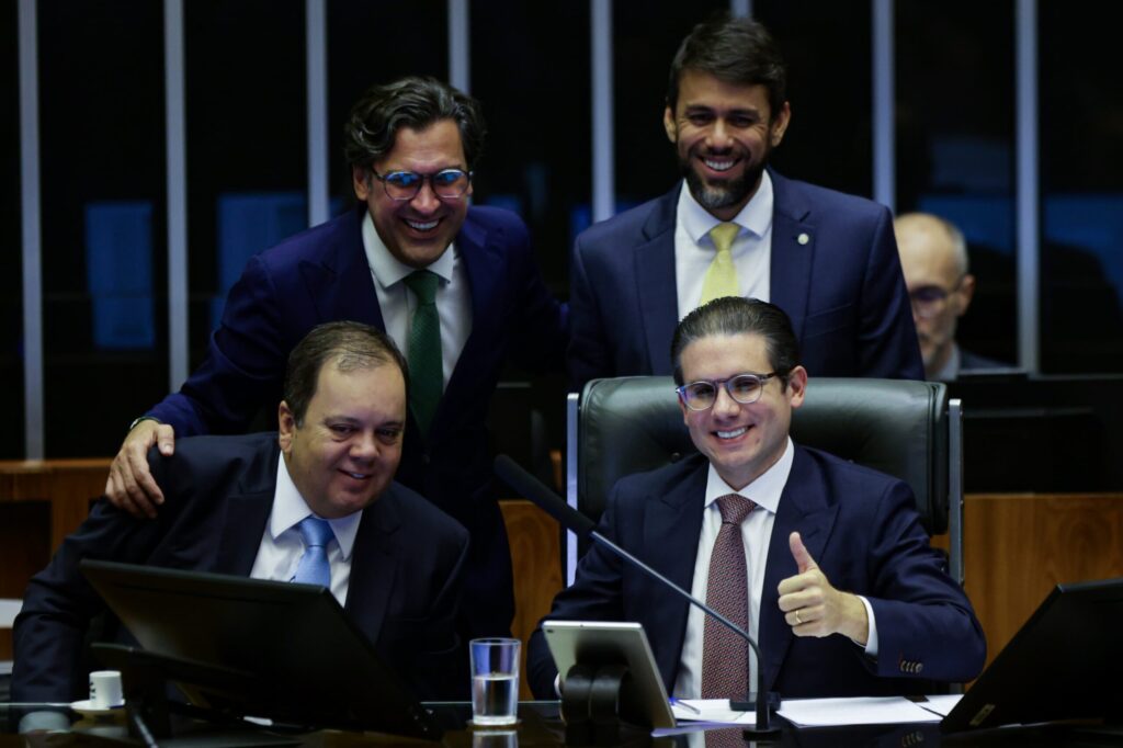 motta-defende-derrubada-do-iof-no-congresso-e-nega-traicao-ao-governo