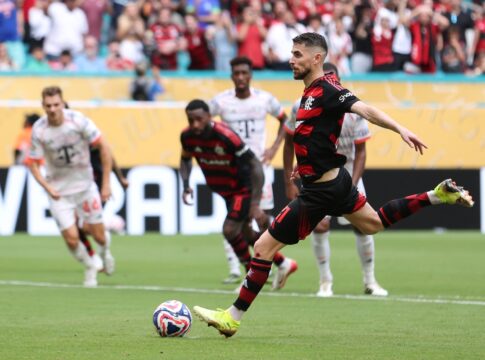 ex-tecnico-do-arsenal-rasga-elogios-a-torcida-do-flamengo-nos-eua