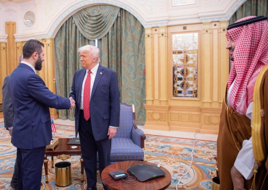 trump-assina-ordem-que-encerra-decadas-de-sancoes-contra-a-siria