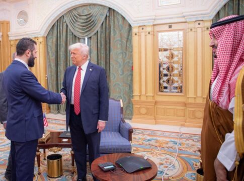 trump-assina-ordem-que-encerra-decadas-de-sancoes-contra-a-siria