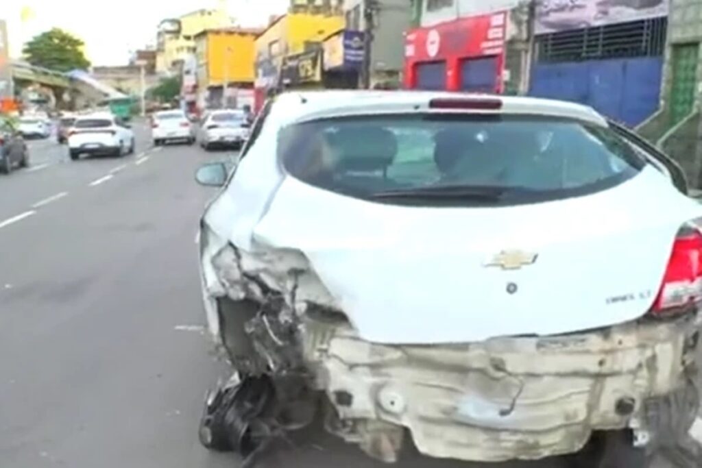 viatura-desvia-de-cachorro-na-pista,-capota-e-atinge-quatro-carros