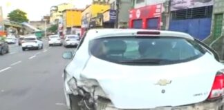 viatura-desvia-de-cachorro-na-pista,-capota-e-atinge-quatro-carros