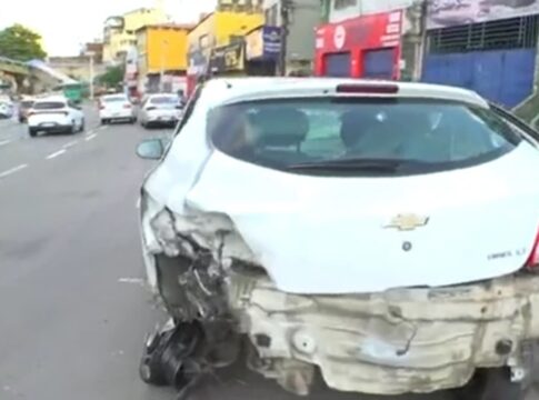 viatura-desvia-de-cachorro-na-pista,-capota-e-atinge-quatro-carros