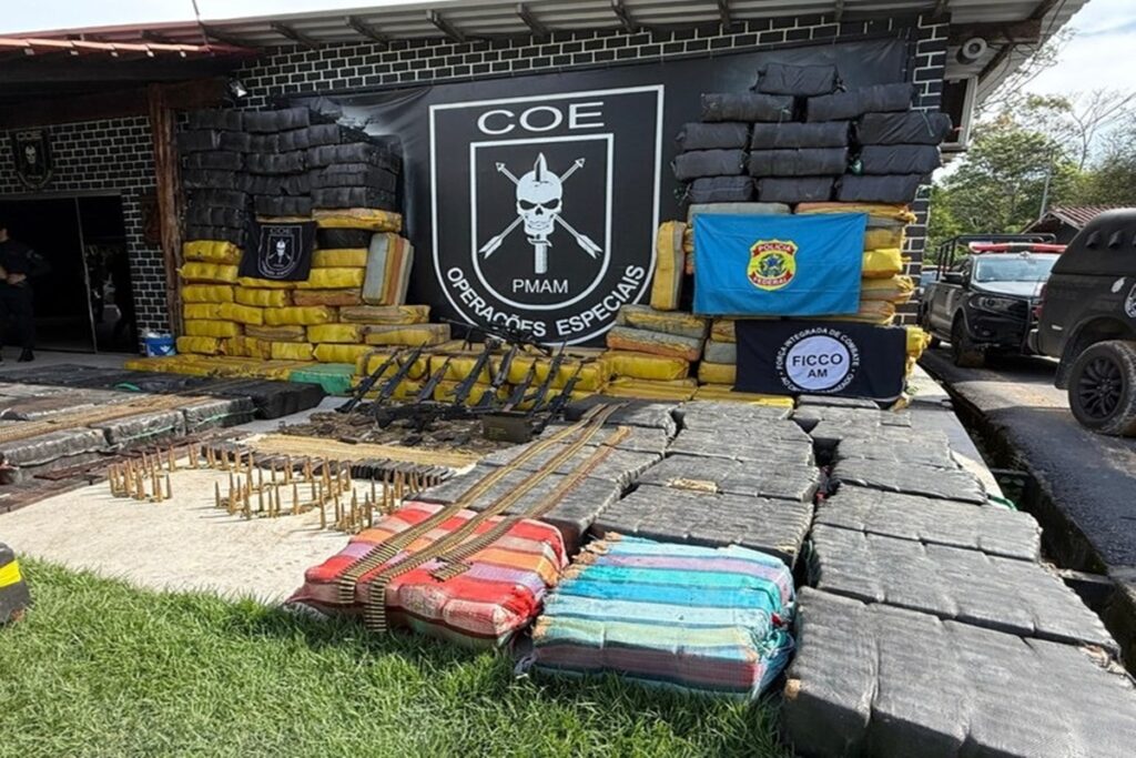 faccao-usava-lancha-tunada-para-carregar-toneladas-de-drogas-e-arsenal