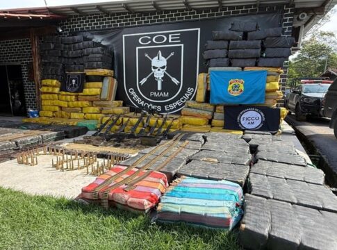 faccao-usava-lancha-tunada-para-carregar-toneladas-de-drogas-e-arsenal