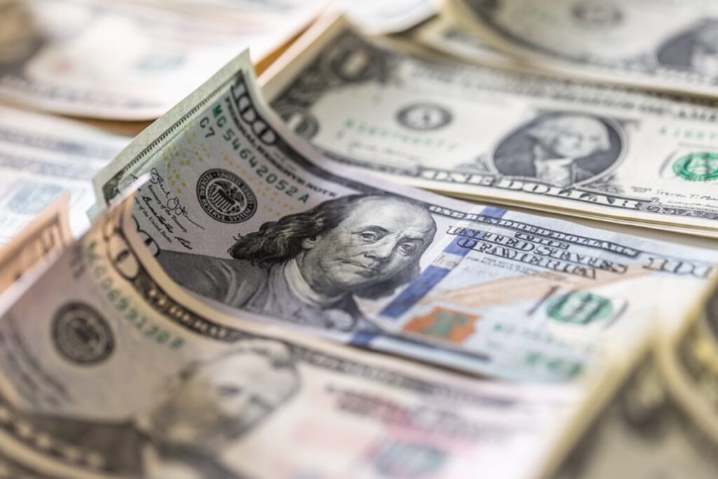 dolar-e-bolsa-afundam-com-iof,-moody’s-e-tarifas-sobre-aco-de-trump